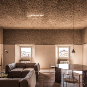 Plafond texturé avec transition vers les murs