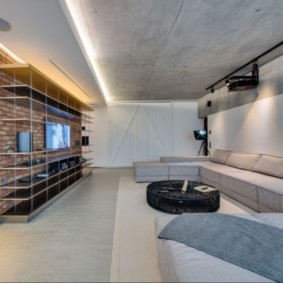 Plafond en béton dans le hall d'une maison privée