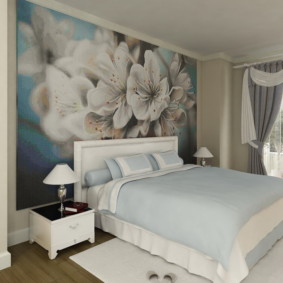 Grandes fleurs sur la peinture murale dans la chambre