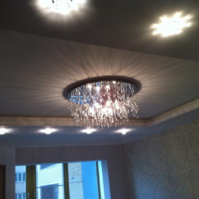 Lustre en verre sur un plafond tendu dans le hall