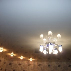 Petit lustre au plafond du salon