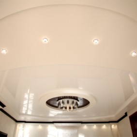 Plafond tendu brillant avec lustre