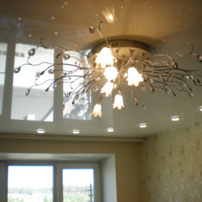 Lustre contemporain sur une toile de plafond tendue