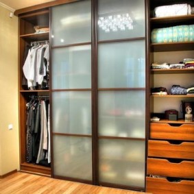 Mga drawer sa isang sliding wardrobe