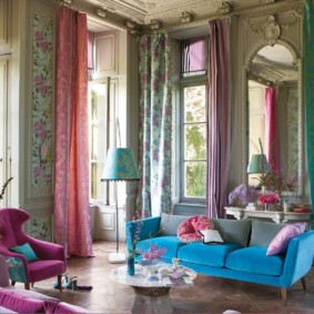 Rideaux multicolores dans le salon avec de hautes fenêtres