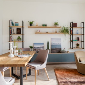 Sala da pranzo in un luminoso soggiorno