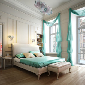 Tulle turquoise dans la chambre avec un haut plafond