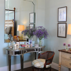 Table de maquillage à la mode dans la chambre