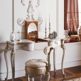 Une petite table dans la chambre d'une jeune fashionista