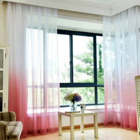 Rideaux transparents roses et blancs