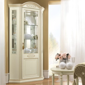 Petite armoire d'angle avec miroir mural