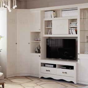 Armoire blanche dans un ensemble de meubles pour le hall