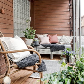 Fauteuil en bois courbé sur la loggia de l'appartement