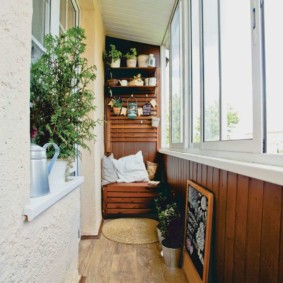 Fenêtres coulissantes sur un long balcon