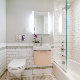 Armoire avec porte miroir dans la salle de bain