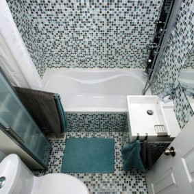 Mosaïque à l'intérieur d'une petite salle de bain