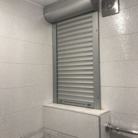 Volet de salle de bain au plafond de la salle de bain