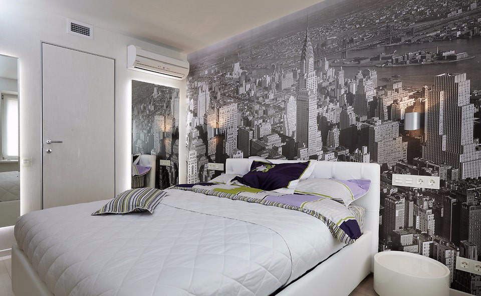 Chambre simple avec des peintures murales sur le mur