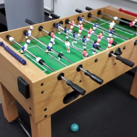 table de soccer dans le coin du salon