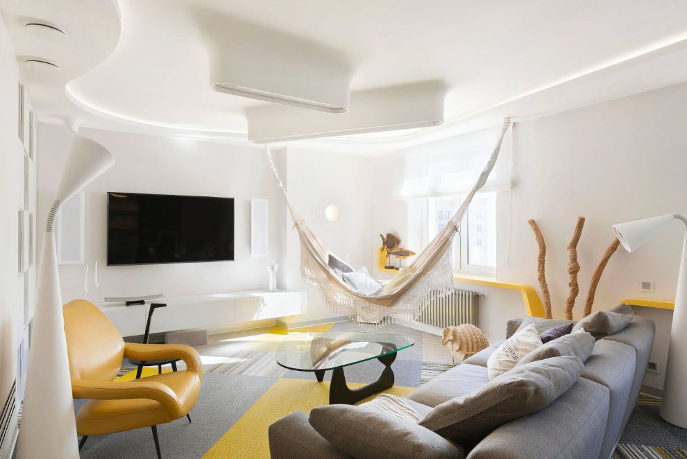 Hamac dans un salon blanc de style moderne