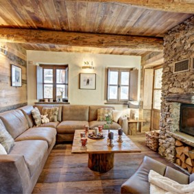 Salle de séjour d'une maison privée de style chalet