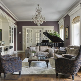 Piano noir dans la chambre d'amis