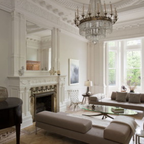 Lustre en cristal dans la chambre avec cheminée