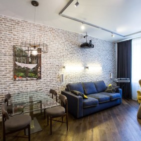 Plancher en bois dans le salon d'un appartement de deux pièces