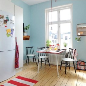 Tapis rouge et blanc sur un plancher en bois