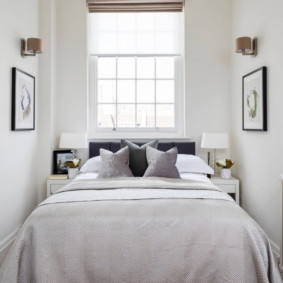 Chambre étroite aux murs blancs