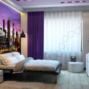 Rideaux violets dans la chambre