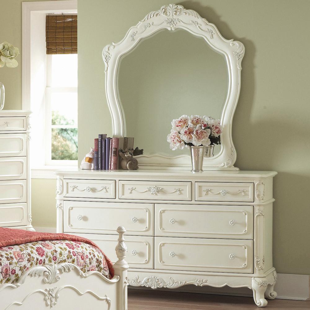 commode blanche avec un miroir dans la chambre