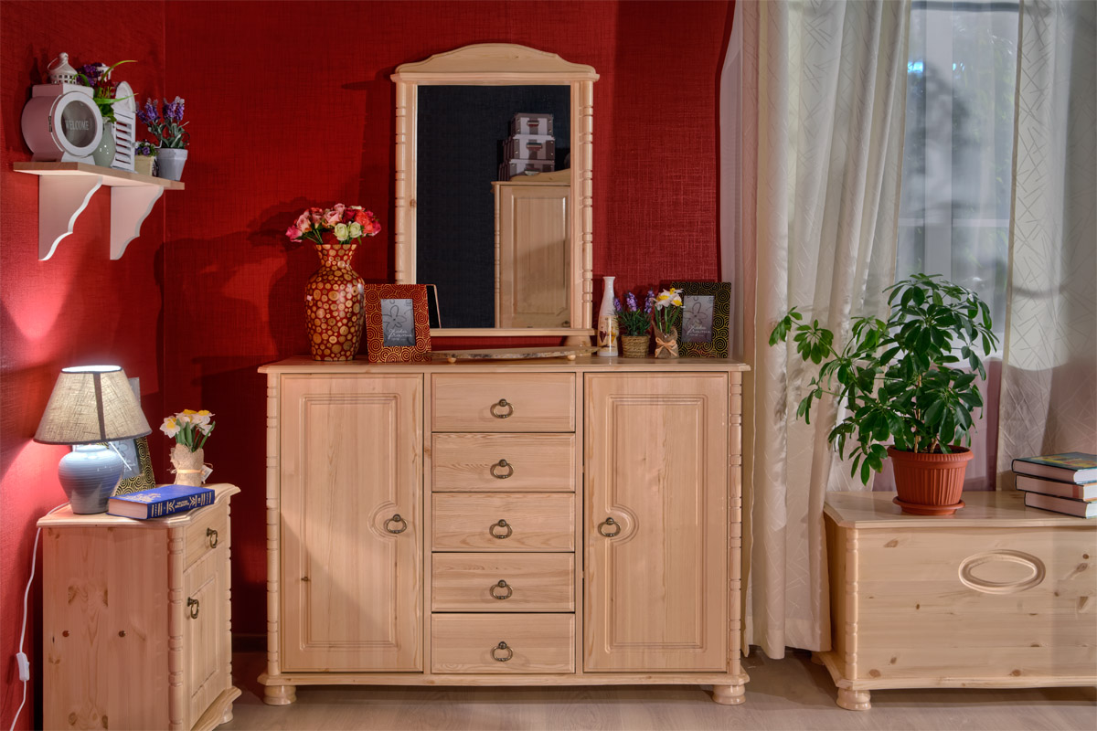 commode en bois avec miroir dans la chambre