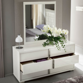 commode avec miroir pour des idées de chambre à coucher