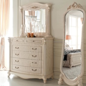 commode avec un miroir pour une photo d'idées de chambre à coucher