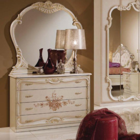 commode avec un miroir pour un design photo chambre