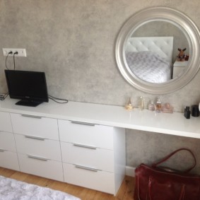 commode avec un miroir pour un décor de chambre à coucher