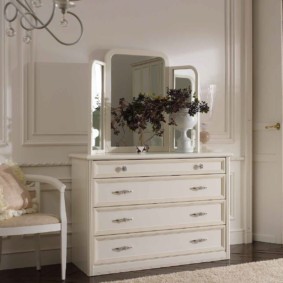 commode avec un miroir pour un décor photo chambre