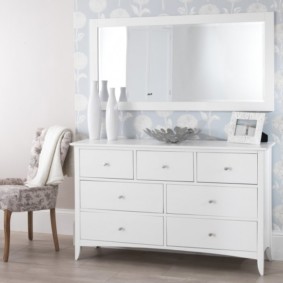 commode avec miroir pour les options d'idées de chambre