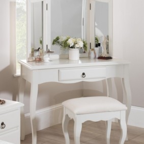 commode avec un miroir pour une chambre