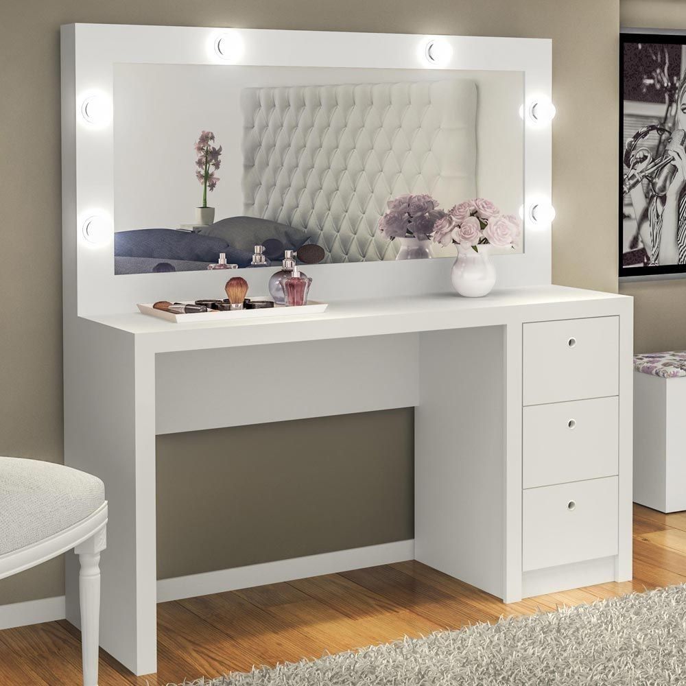 commode avec un miroir dans la chambre avec lumière