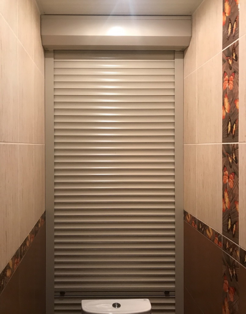 Toilettes étroites avec stores arrière