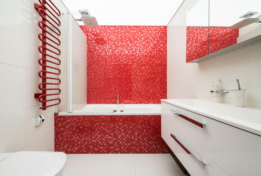 Salle de bain rouge et blanche dans un style moderne