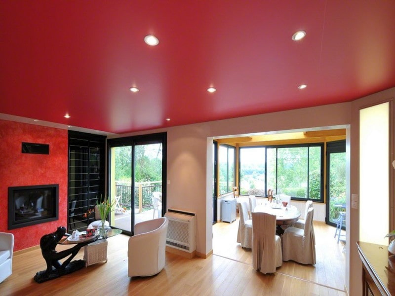 Plafond rouge à l'intérieur du salon