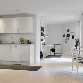 appartement aux couleurs vives et intérieur d'idées de style moderne