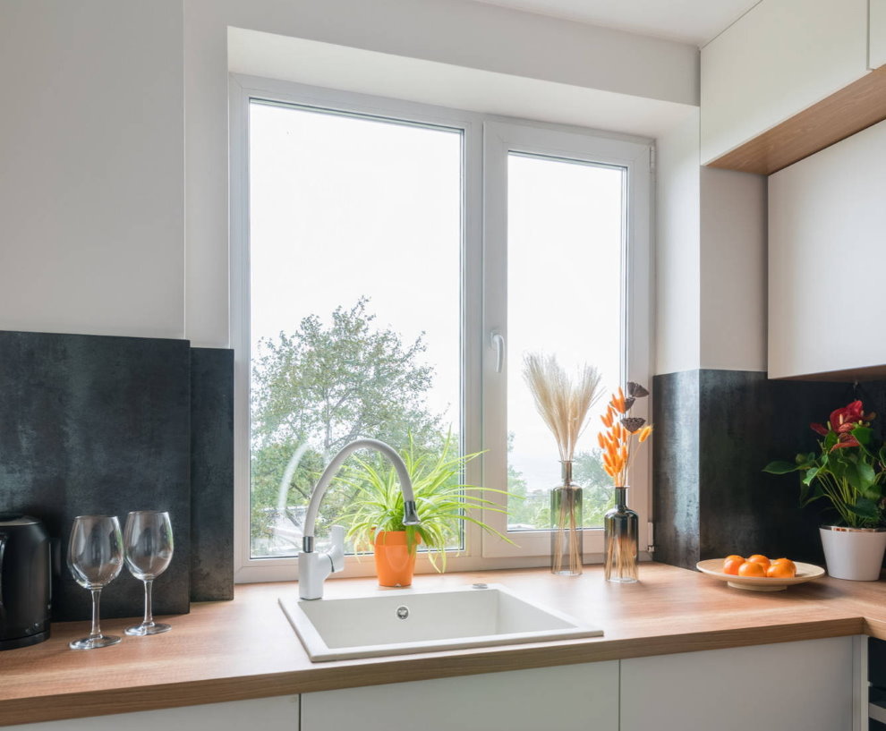 Lavabo devant la fenêtre de la cuisine de l'appartement