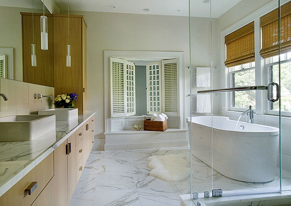 Plancher de salle de bain en marbre avec fenêtres.