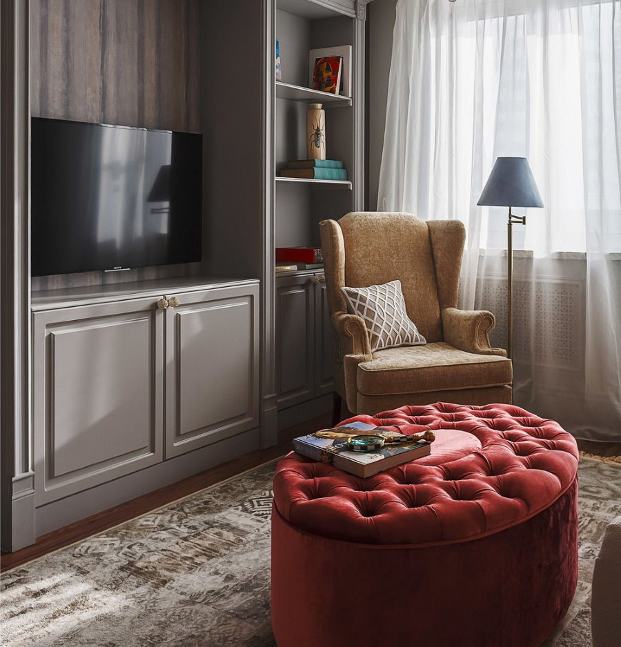 Pouf bordeaux au lieu d'une table dans le salon