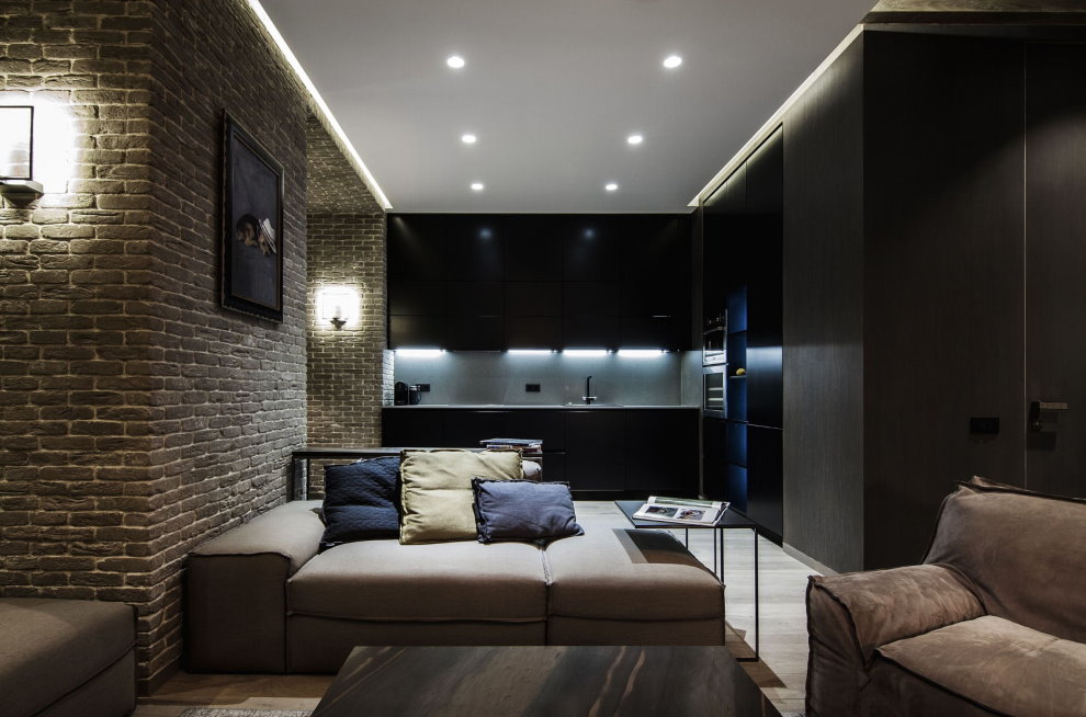 Lumière dans une pièce de style loft avec un plafond tendu