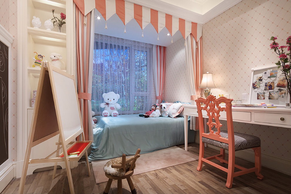 petite chambre d'enfants avec un lit près de la fenêtre